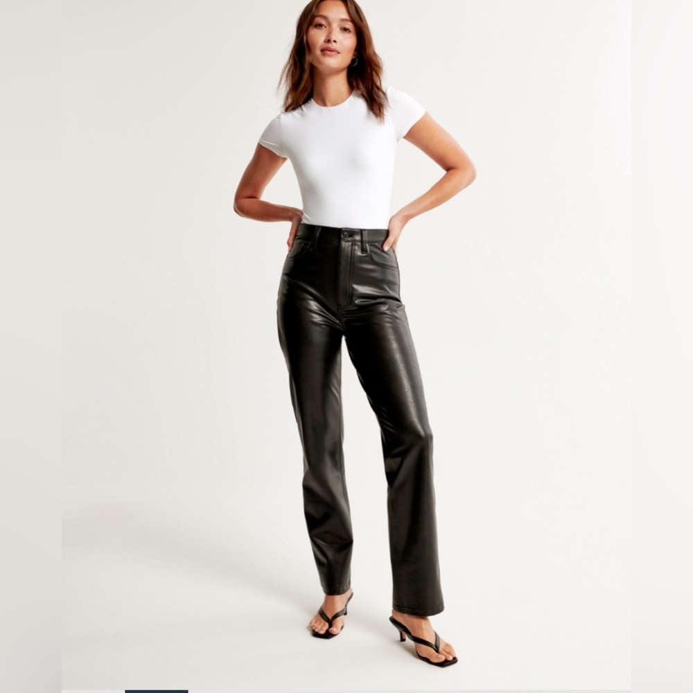 Abercrombie 90s Straight High Rise Vegan Leather Pants. Siz curve love 4s/27